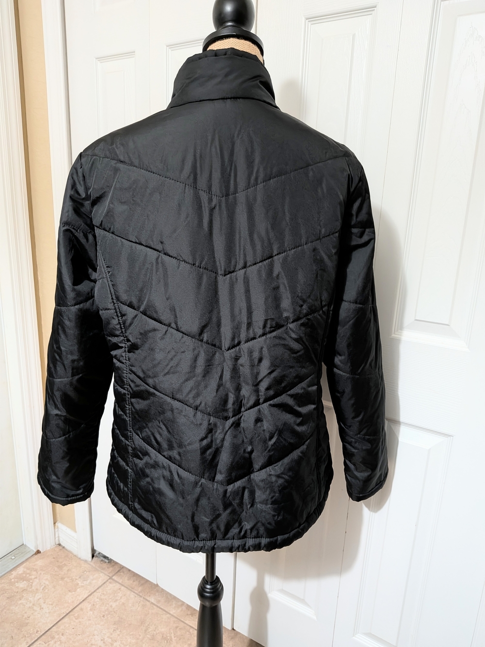 Black Women's Quilted Zip-Up Jacket - Picture 7 of 12